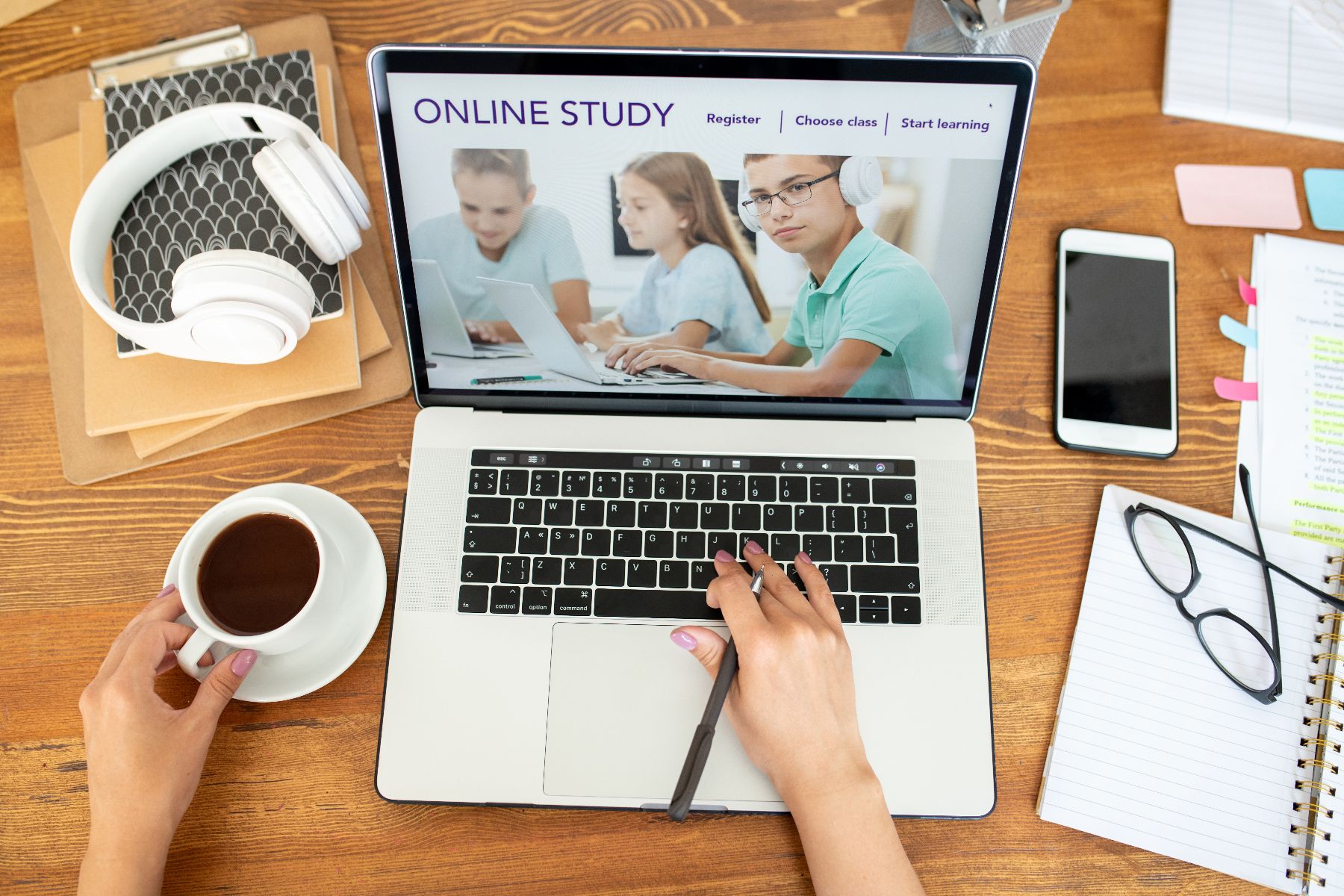 Online cursus volgen met laptop en koffie