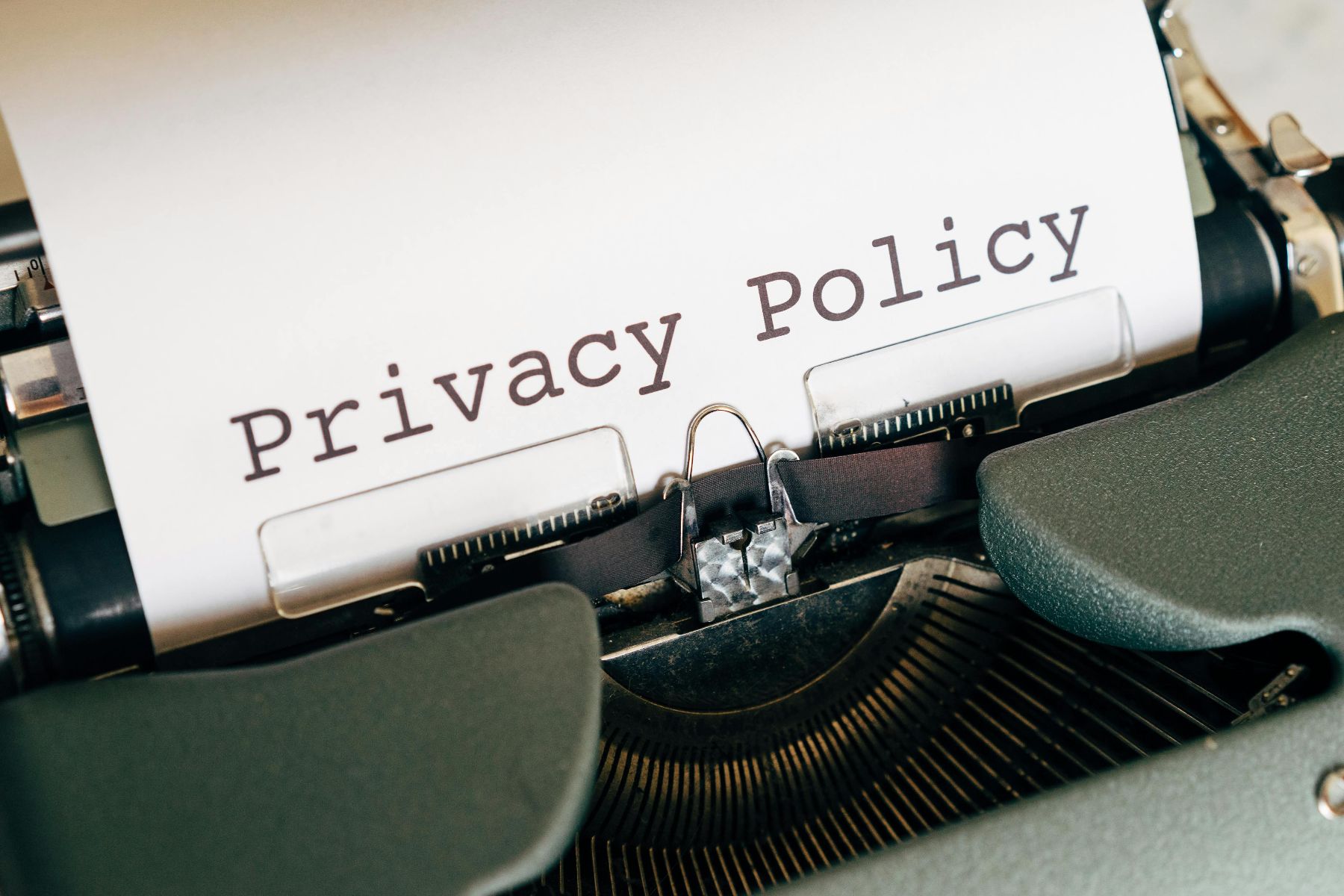 Blad papier met tekst "privacy policy" in typewriter