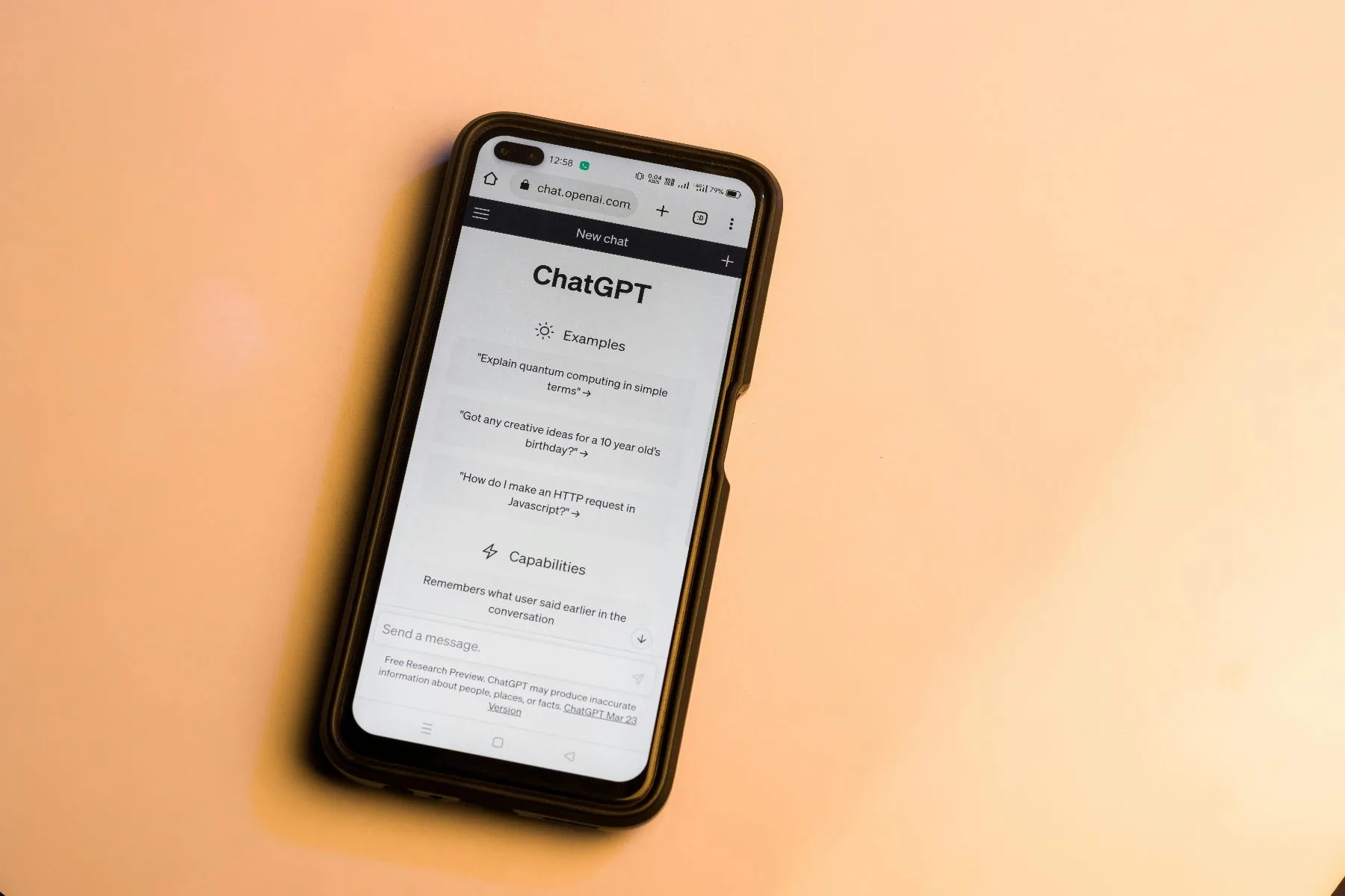 Iphone op oranje tafel met scherm van Chat GPT