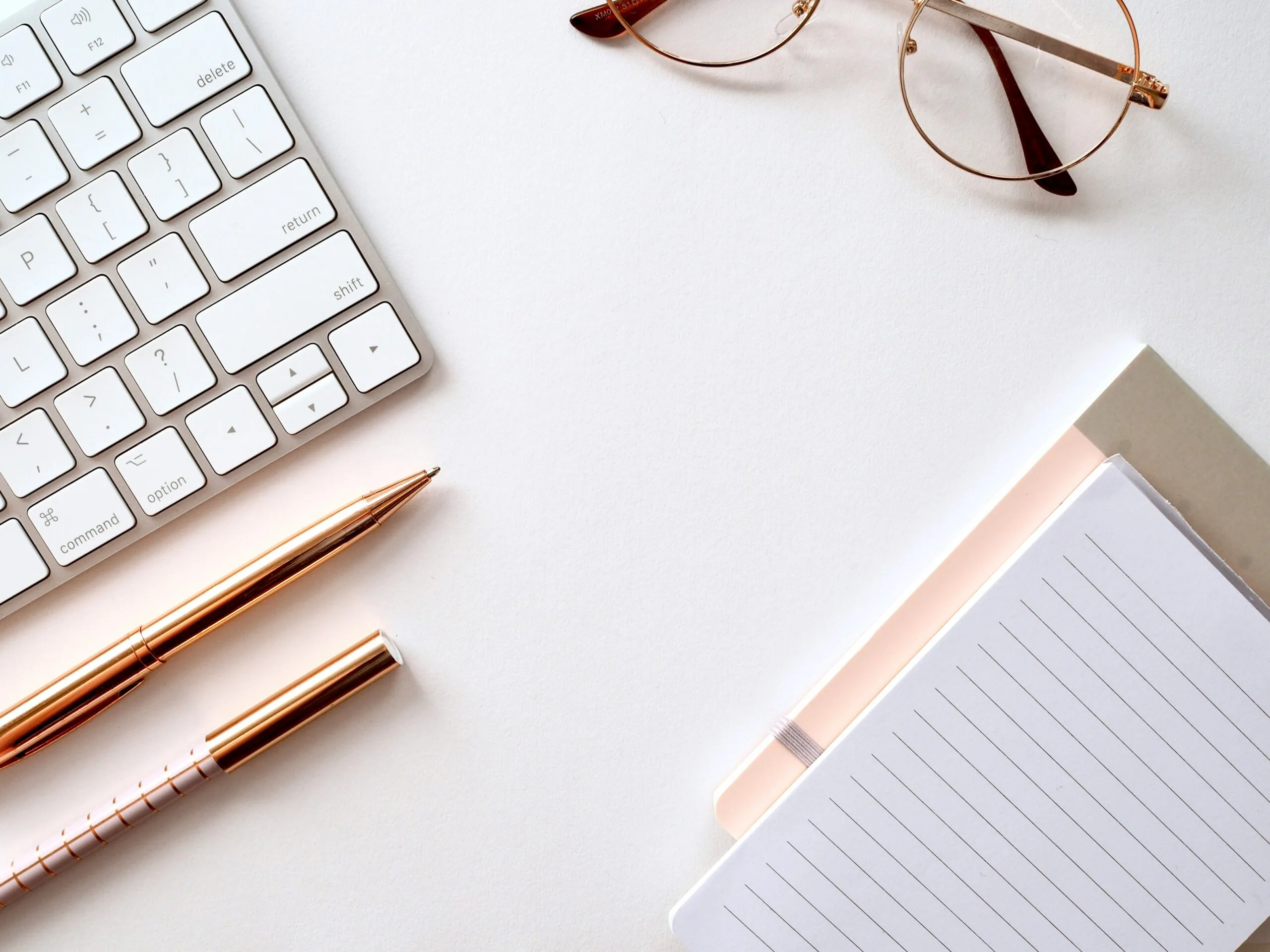 laptop, bril, pennen en notebooks