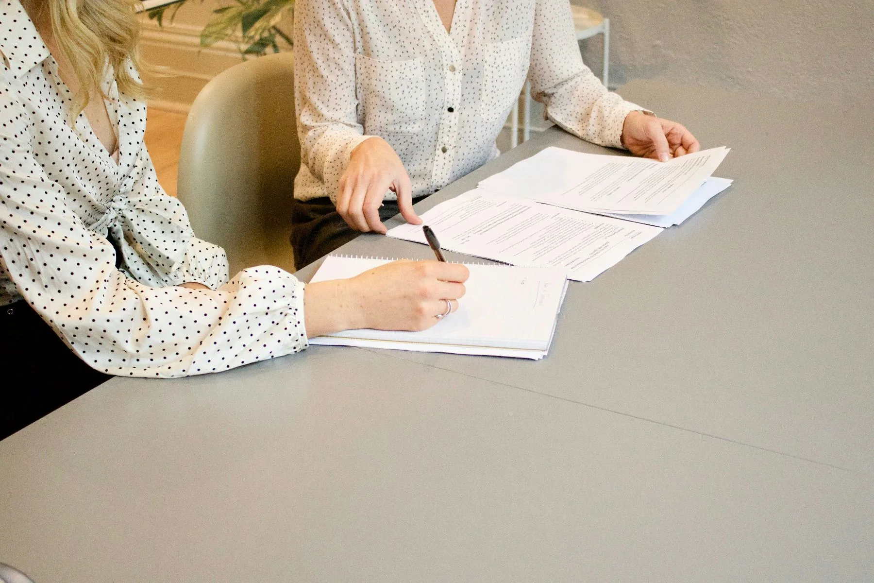 vrouwen die contract ondertekenen