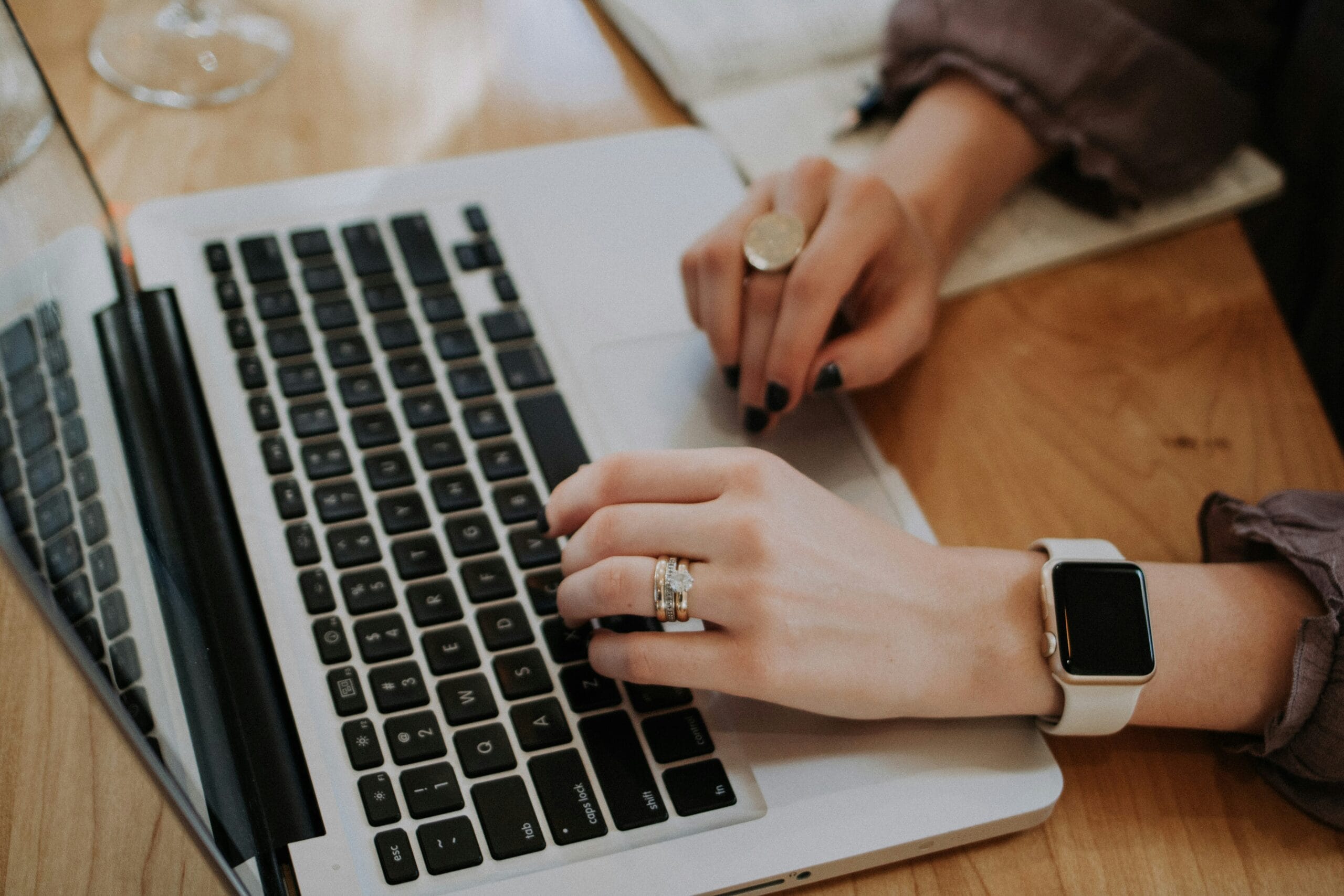 Vrouw die werkt op laptop